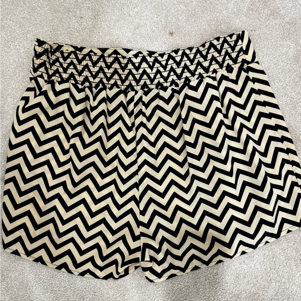 Millibon, Chevron Patterned Black and Cream Women's Shorts, size L